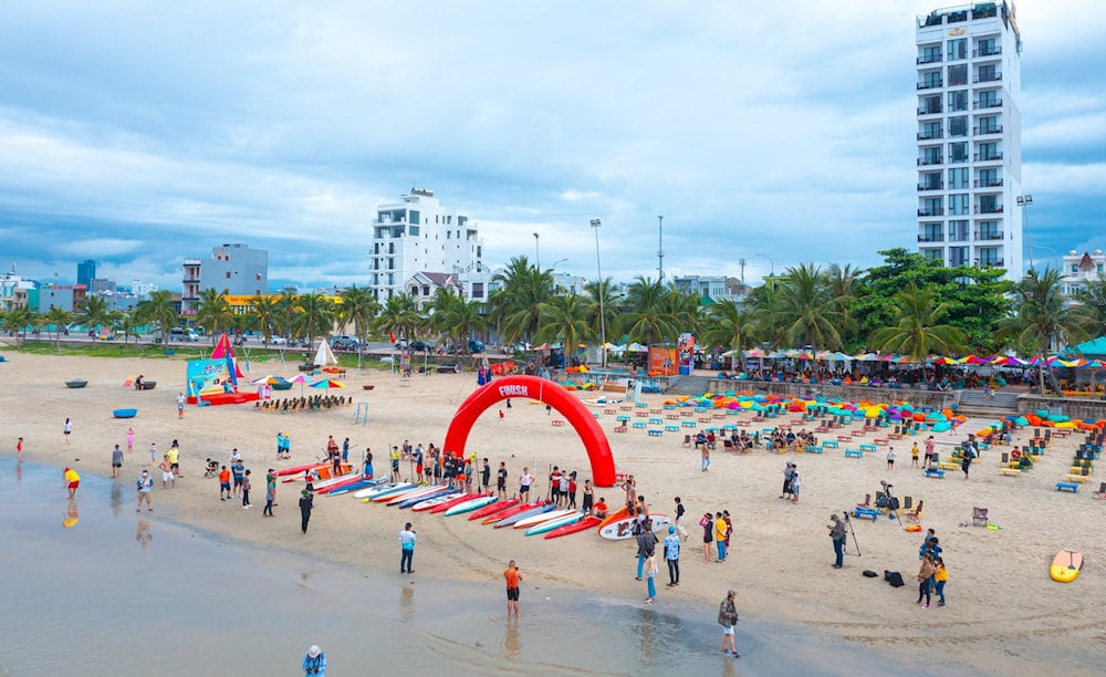 Những bãi biển công cộng, gần trung tâm, có bãi cát rộng thường là nơi tổ chức nhiều môn thể thao biển thú vị